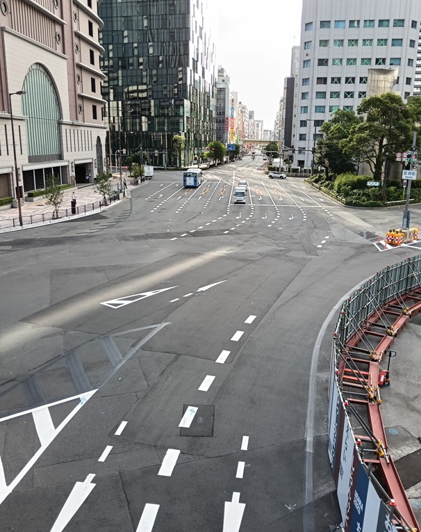 日曜朝の梅田の画像