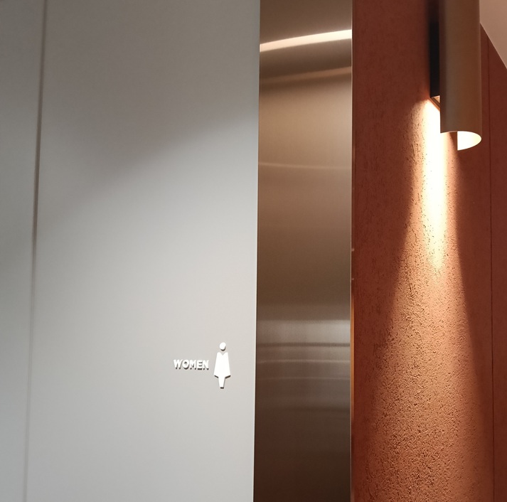 スカイテラスフロアのトイレ入口画像