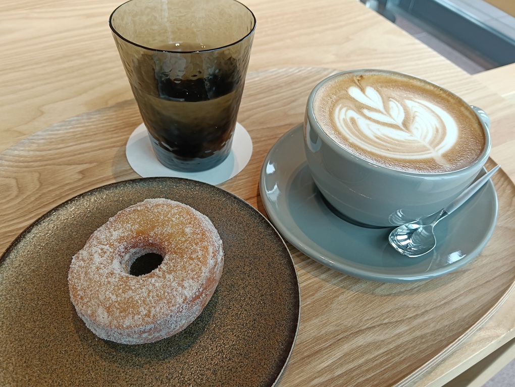 カフェラテとプレーンドーナツの画像