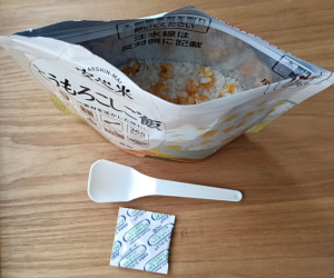 アルファ化米・とうもろこしご飯　開封して付属品を取り出した画像