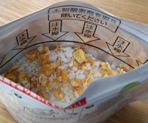 アルファ化米・とうもろこしご飯　注水線を確認する画像