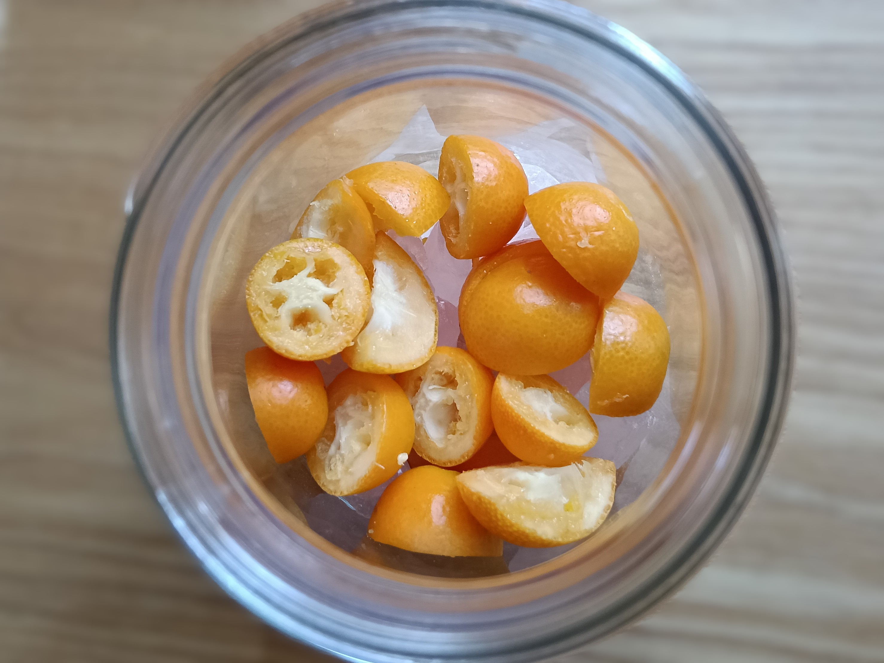 金柑を瓶に詰めている画像