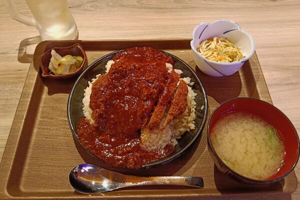 白いたぬきホールのランチ、エスカロップ定食の画像