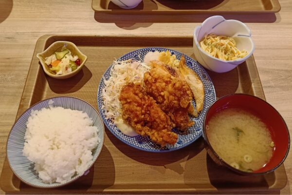 白いたぬきホールのランチ、鮭ハラスと鶏ザンギ定食の画像